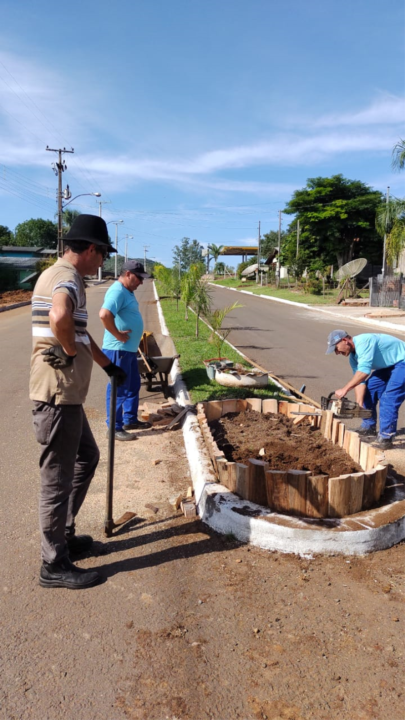 Embelezamento dos canteiros centrais na área urbana e recuperação de estradas no interior